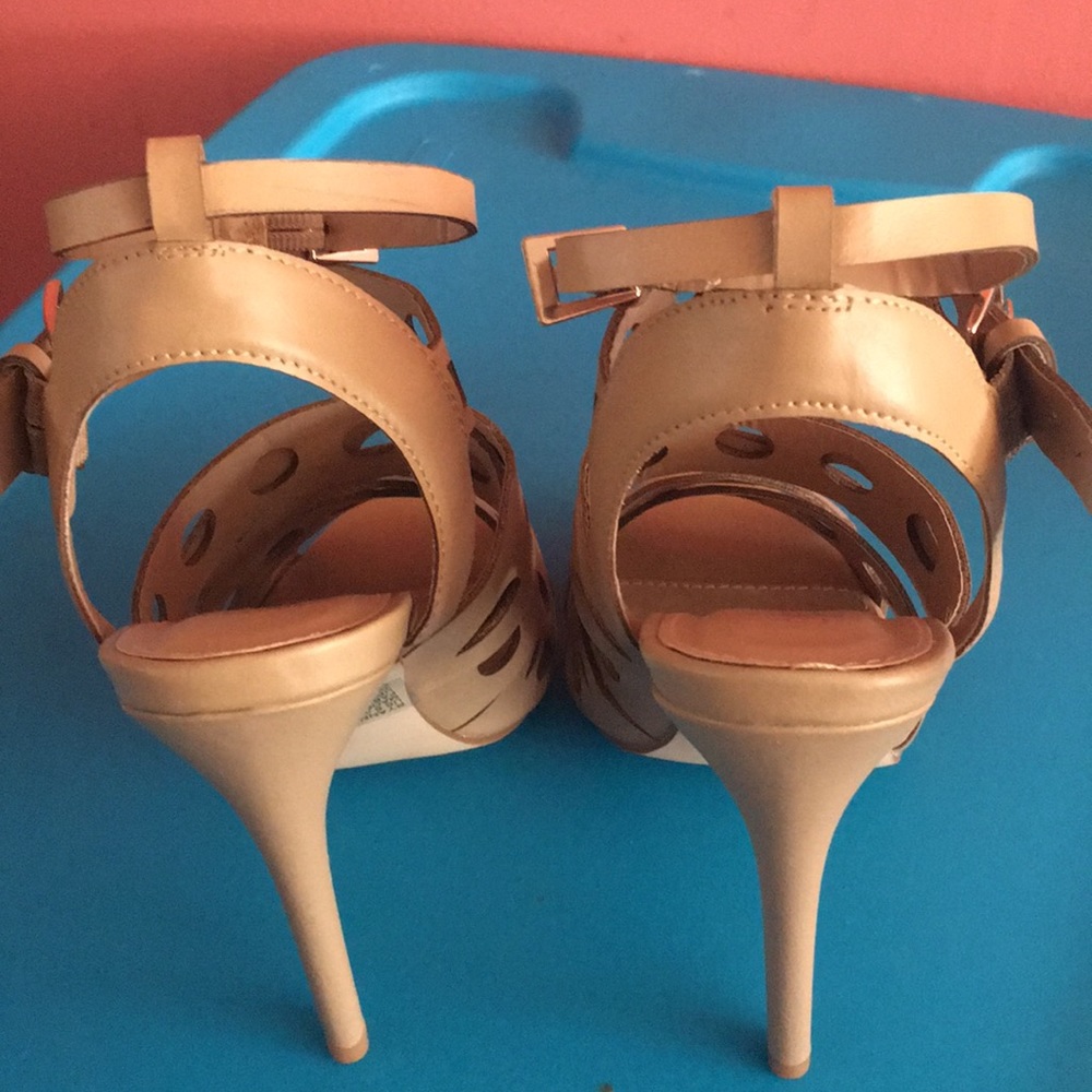 High Heels - Picture 3 of 4